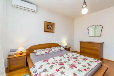 Obiteljska kuća s pogledom na more i lijepom okućnicom, otok Krk - 15