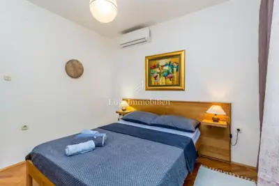 Obiteljska kuća s pogledom na more i lijepom okućnicom, otok Krk - 19