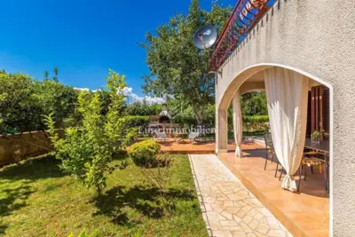 Obiteljska kuća s pogledom na more i lijepom okućnicom, otok Krk - 2