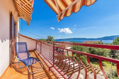 Obiteljska kuća s pogledom na more i lijepom okućnicom, otok Krk - 21