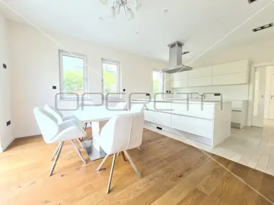 Haus zur Miete in Blato, 323 m²
