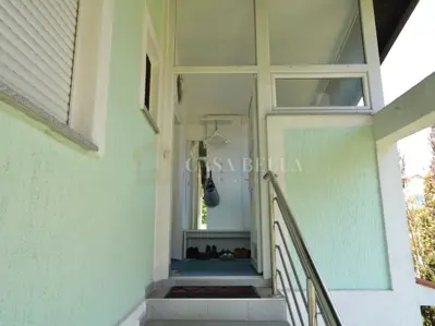 Hausetage 109 m², Viškovo - überdachte Terrasse und Blick auf Učka - 3