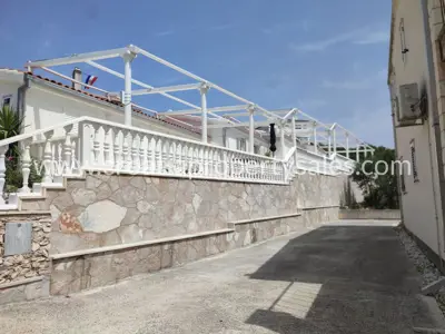 Apartmanska kuća, Otok Brač, 300 m od mora