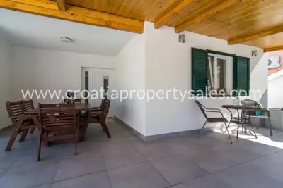 Haus in Rogoznica, zweite Reihe zum Meer und Pool - 5