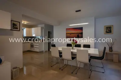 Haus in Rogoznica, zweite Reihe zum Meer und Pool - 11
