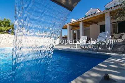 Haus in Rogoznica, zweite Reihe zum Meer und Pool
