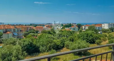 Novigrad, stan sa galerijom i panoramskim pogledom na more!