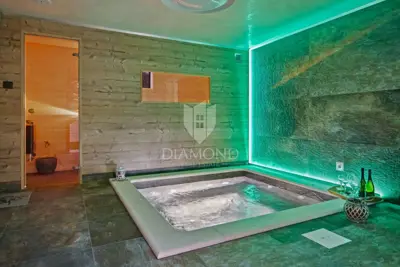 Atraktivna kuća u centru Rovinja sa bazenom - 12