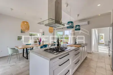 Prava mediteranska vila, 250 m², s pogledom na more i unutarnjim, grijanim bazeno - 6