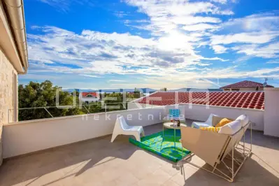Prava mediteranska vila, 250 m², s pogledom na more i unutarnjim, grijanim bazeno - 21