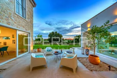 Prava mediteranska vila, 250 m², s pogledom na more i unutarnjim, grijanim bazeno