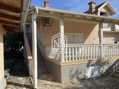 Kuća u Vodicama, 1.185 m² parcele i veliko dvorište - 7