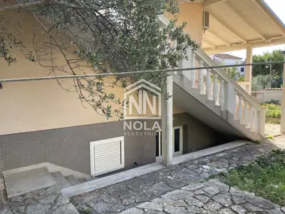 Kuća u Vodicama, 1.185 m² parcele i veliko dvorište - 11