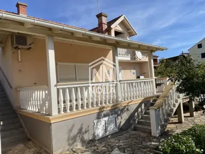 Kuća u Vodicama, 1.185 m² parcele i veliko dvorište - 3