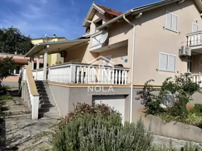 Kuća u Vodicama, 1.185 m² parcele i veliko dvorište - 2