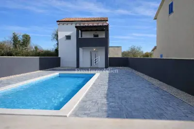 Kuća 88 m² u Žminju, privatni bazen i uređena okućnica