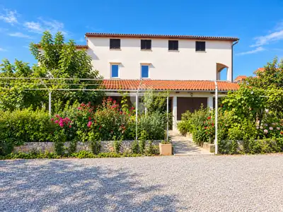 House 647 m², Poreč - investment potential