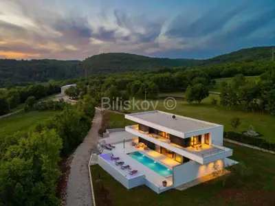 Grožnjan, Luksuzna dizajnerska vila s bazenom, parking