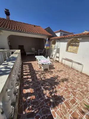 Kuća u Raslini, 125 m od mora, garaža i dvorište s grilom - 15