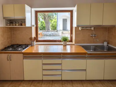 Kuća u Raslini, 125 m od mora, garaža i dvorište s grilom - 4