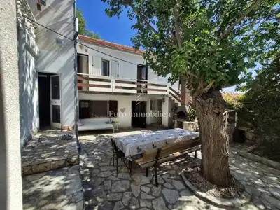 Kuća u Raslini, 125 m od mora, garaža i dvorište s grilom