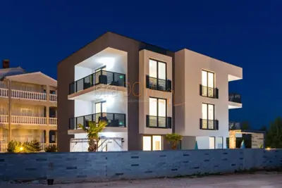 Kuća 440 m², Medulin - 6 apartmana i bazen - 2