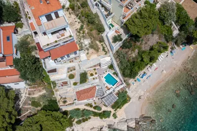 Omiš, Stanići - kuća 1. red do mora