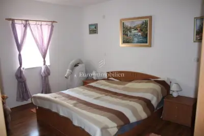 Kuća u Betini, blizu centra i tri apartmana - 12