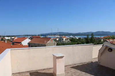 Kuća u Betini, blizu centra i tri apartmana