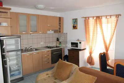 Kuća u Betini, blizu centra i tri apartmana - 9