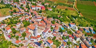 Građevinsko zemljište 1.079 m², Višnjan - uz asfaltiranu prometnicu - 2
