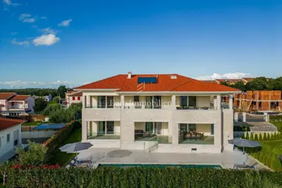 Vila sa bazenom i garažom, 1 km od mora