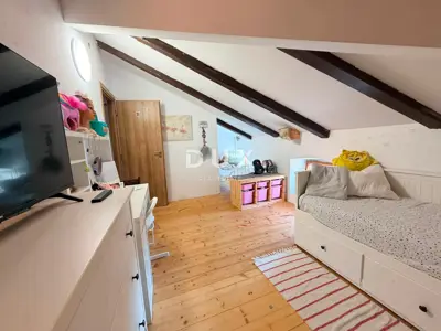 Kuća 175 m², Krnica - 2 km od mora, renovirana - 8