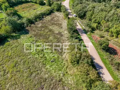 Zemljište 2.093 m², Sveti Lovreč - mirno selo kod plaža