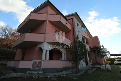 Labin, Etage des Hauses mit 3 Wohnungen