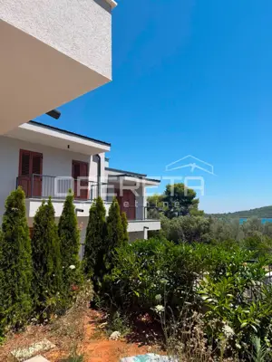 Dvoetažni stan 105 m², Kukljica - vrt i parkirno mjesto