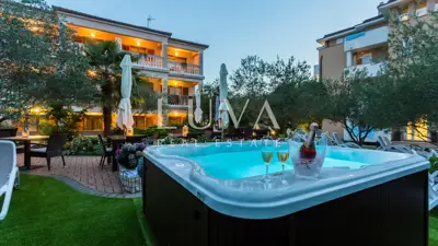Poslovno-stambena zgrada 578 m², Malinska, prvi red do mora