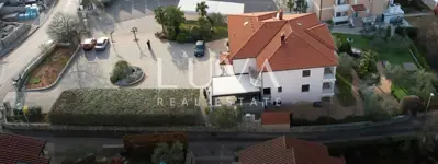 Gewerbe- und Wohngebäude 578 m², Malinska, erste Reihe zum Meer - 11