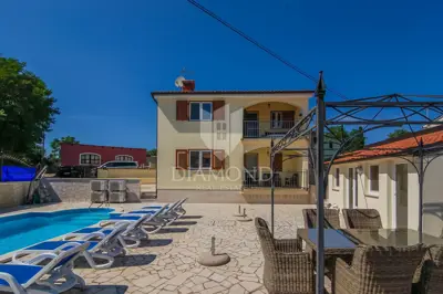 Poreč Umgebung, interessantes Haus mit drei Wohnungen - 3