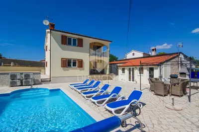 Poreč Umgebung, interessantes Haus mit drei Wohnungen