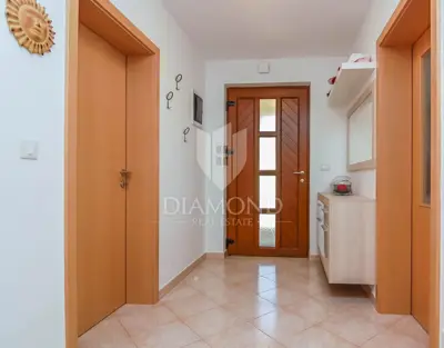 Poreč Umgebung, interessantes Haus mit drei Wohnungen - 15