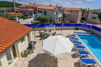 Poreč Umgebung, interessantes Haus mit drei Wohnungen - 5