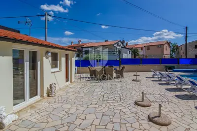 Poreč Umgebung, interessantes Haus mit drei Wohnungen - 21