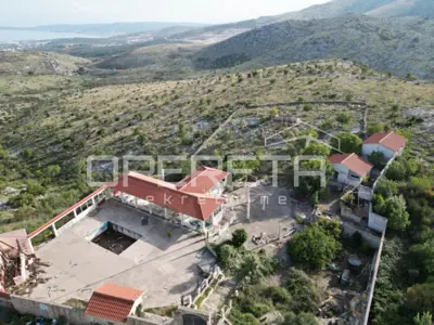 Građevinsko zemljište 9 583 m², Plano - pogled na more - 9