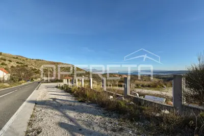Građevinsko zemljište 9 583 m², Plano - pogled na more - 2