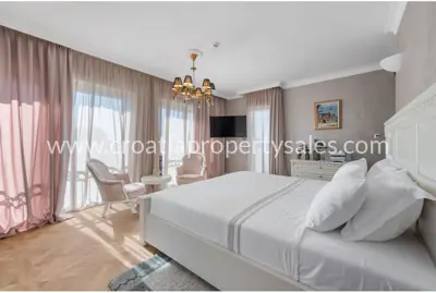 Villa 530 m², Šibenik - quiet location by the beach - 12