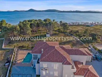 Villa 530 m², Šibenik - quiet location by the beach - 13