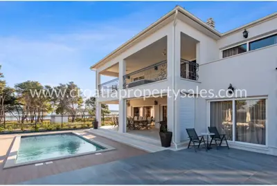 Villa 530 m², Šibenik - quiet location by the beach