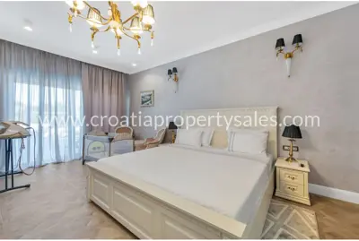 Villa 530 m², Šibenik - quiet location by the beach - 8