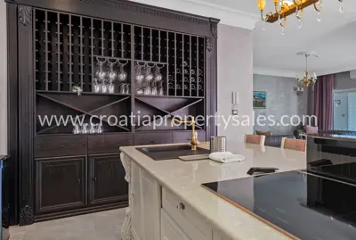 Villa 530 m², Šibenik - quiet location by the beach - 4